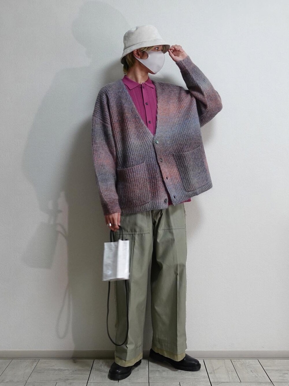 ブラウン系のドレスシューズ、ホワイト系のトートバッグ、グリーン系のカーゴパンツを着用したメンズの冬コーディネートの2枚目の写真