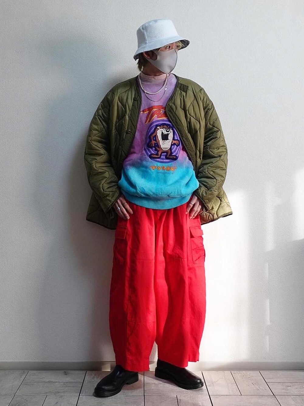 ブルー系のスウェット、グリーン系のモッズコート、その他のワンピース/ドレスを着用したメンズの冬コーディネートの2枚目の写真