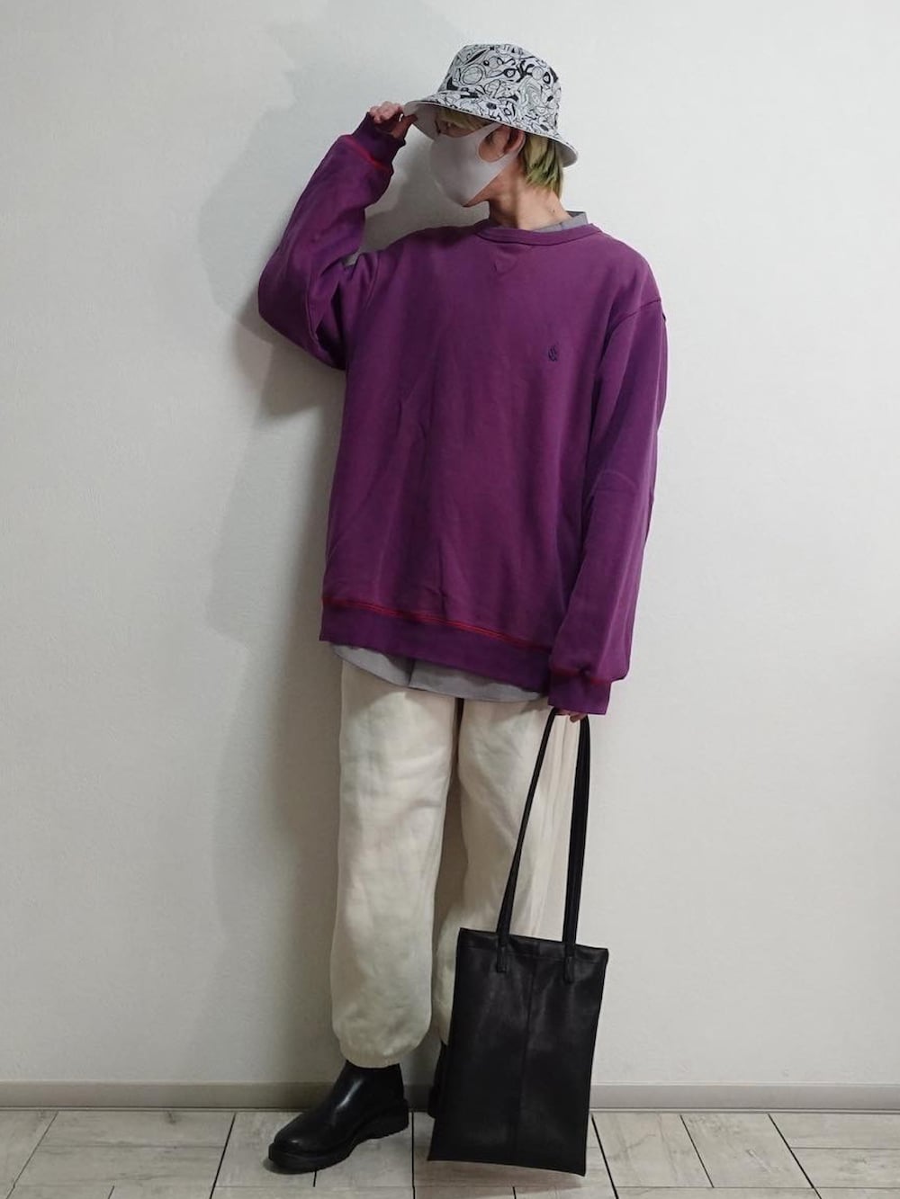 ホワイト系のスウェットパンツ、ブラック系のブーツ、ブラック系のトートバッグを着用したメンズの冬コーディネートの4枚目の写真