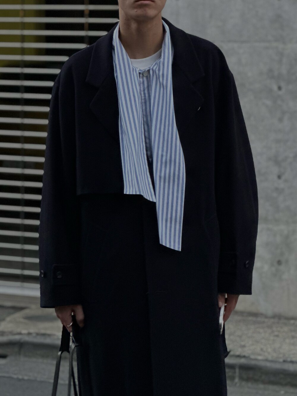 「新星WEARISTAにエントリー、ビッグシルエット、大人カジュアル、ワイドパンツ、秋冬コーデ、レイヤードスタイル、冬コーデ、コート、ロングコート、チェスターコート、samba、大学生、キレイめ、きれいめカジュアル、シャツ」｜「DRIES VAN NOTENのアイテム（シャツ/ブラウス、ブルー系）」を使った、YUTAROさん（メンズ・185cm）の冬コーディネートの2枚目の写真