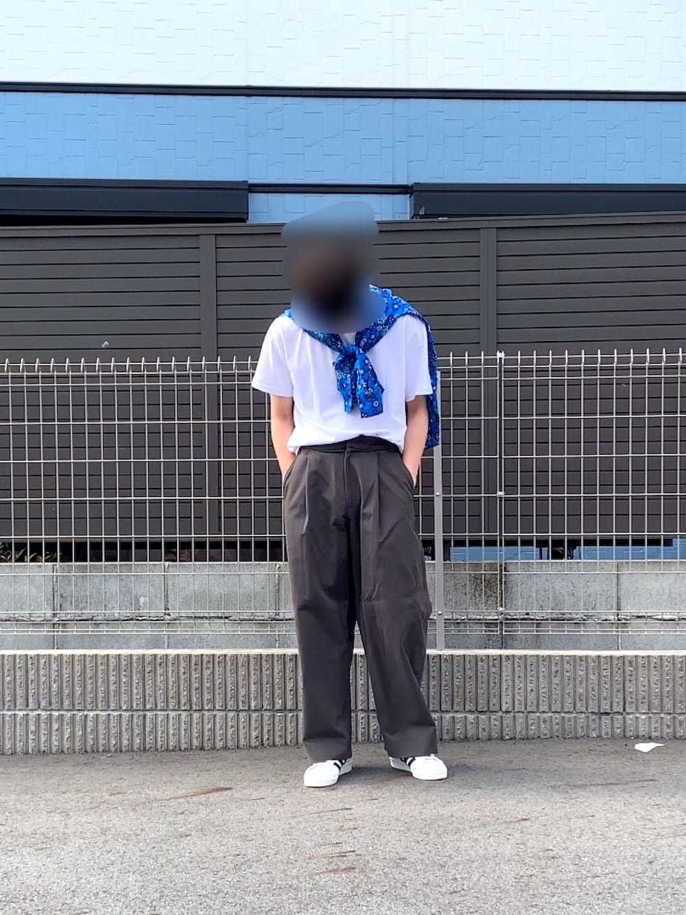 グレー系のその他パンツ、ホワイト系のスニーカー、ホワイト系のTシャツ/カットソーを着用したメンズの夏コーディネートの3枚目の写真