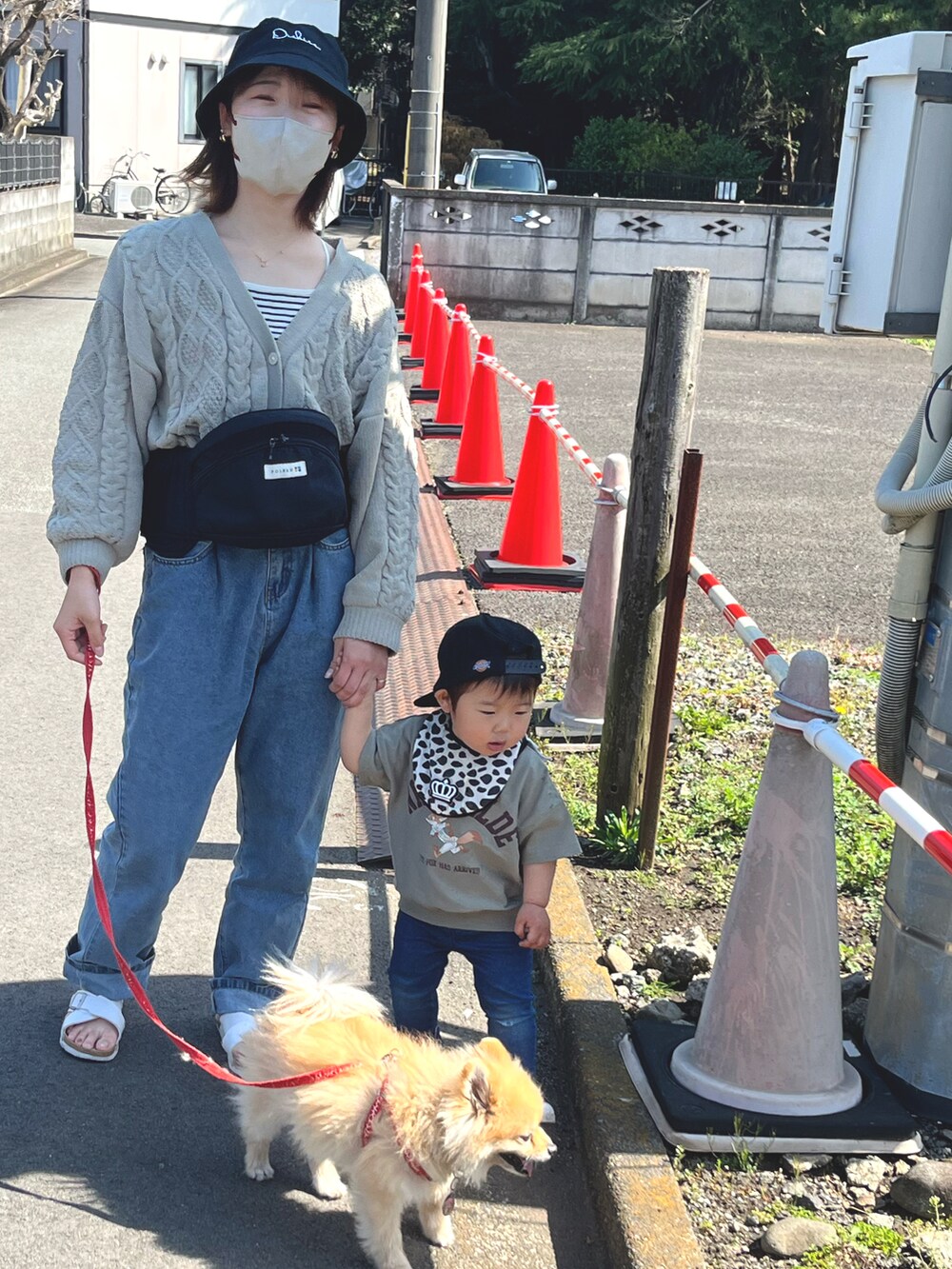 グリーン系のTシャツ/カットソー、ホワイト系のキャミソール、ブラック系のハットを着用したレディースの春コーディネートの2枚目の写真