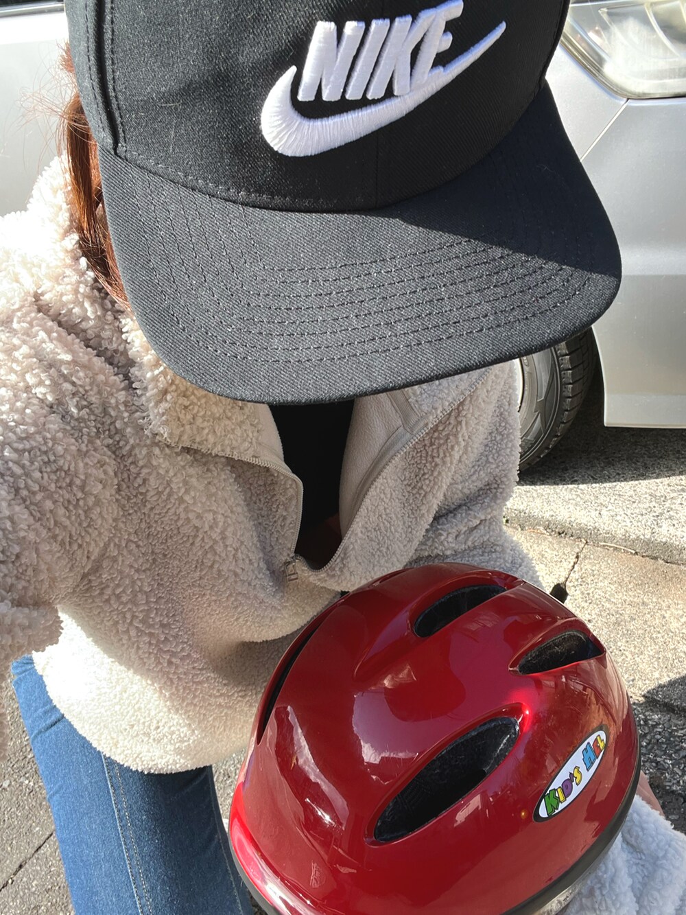 ホワイト系のブルゾン、ブルー系のスニーカー、ブラック系のキャップを着用したレディースの春コーディネートの3枚目の写真