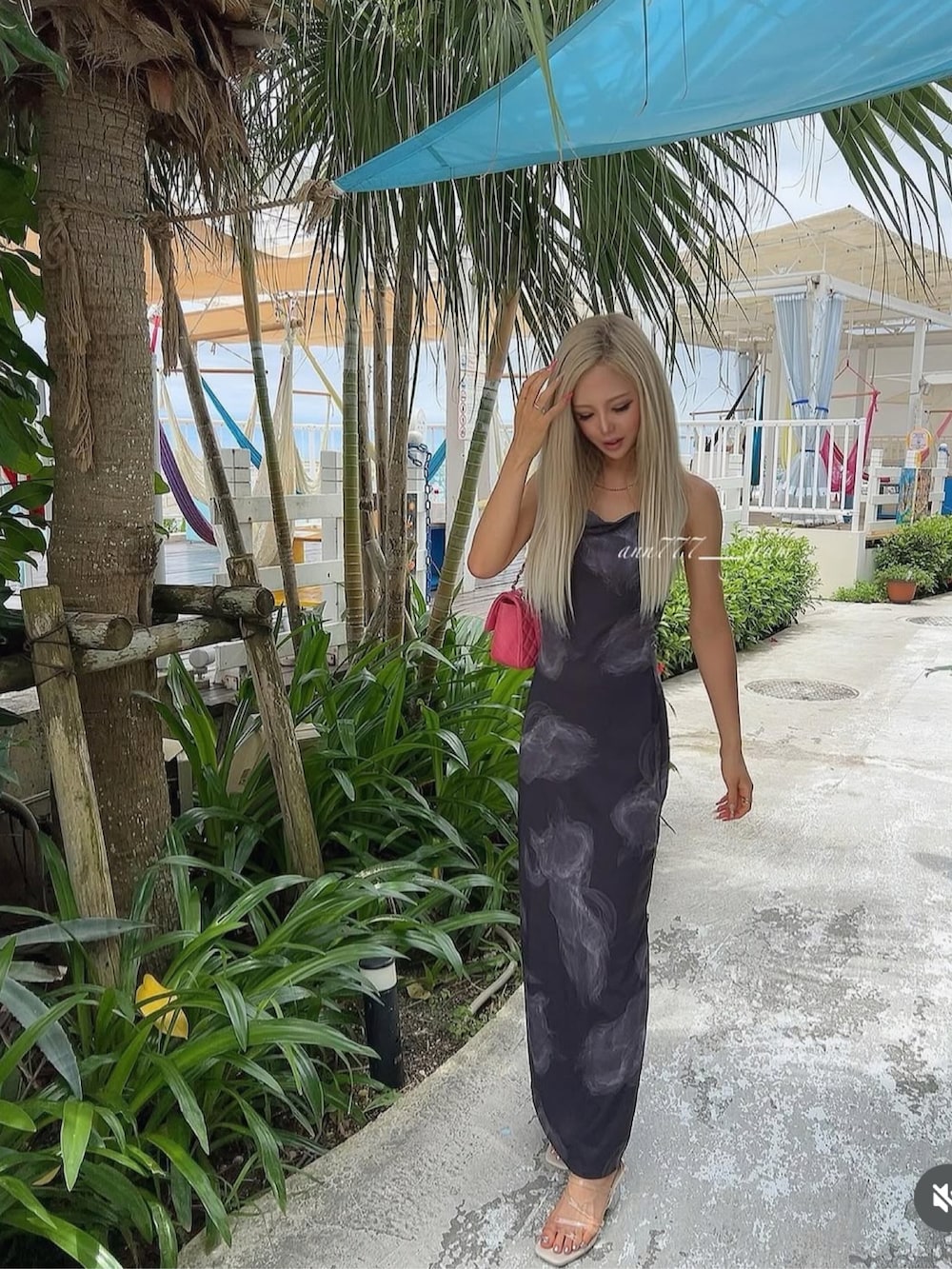 ブラック系のワンピースを着用したレディースの秋コーディネートの2枚目の写真