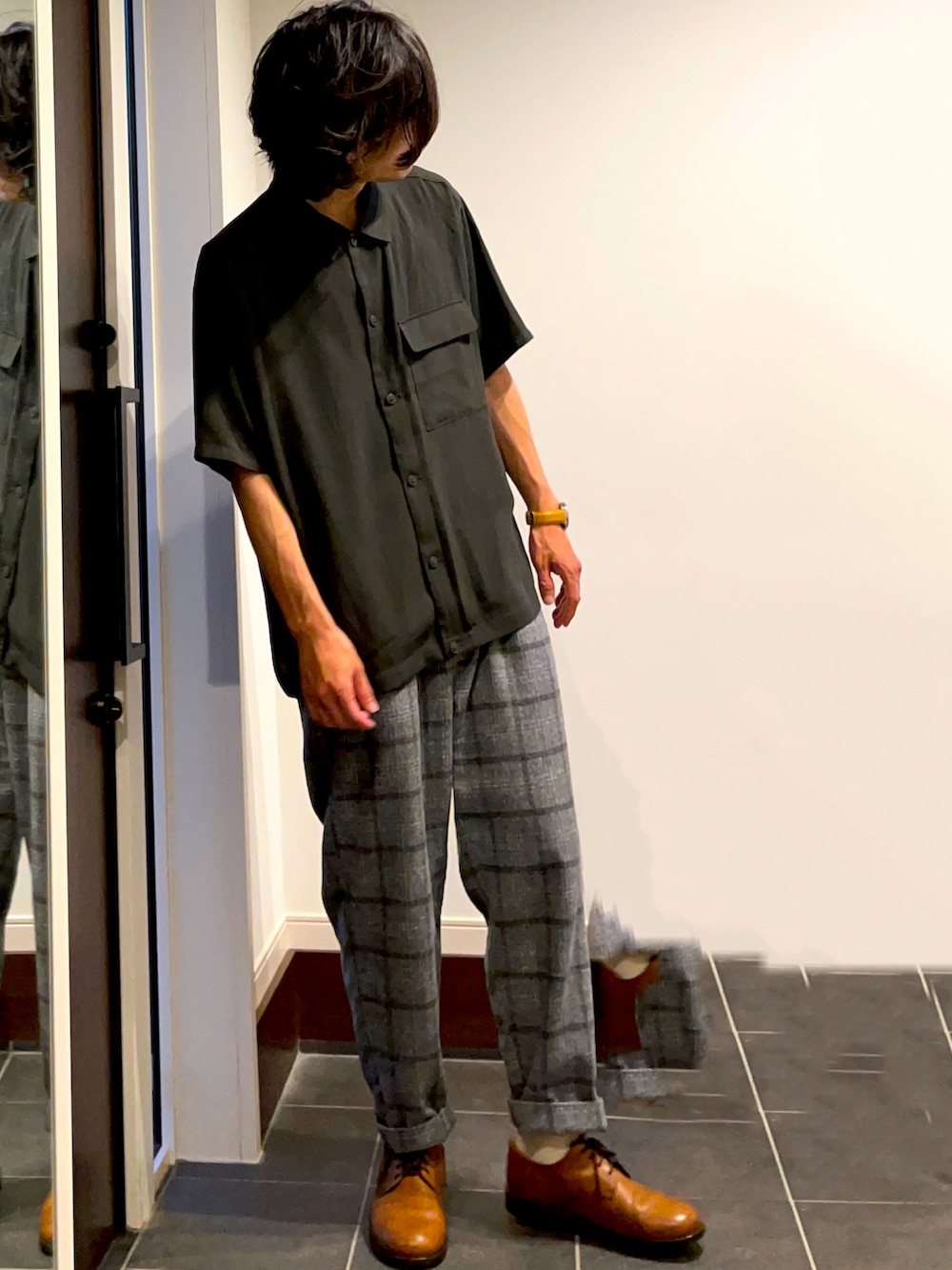 グレー系のシャツ/ブラウス、グレー系のその他パンツ、ブラウン系のドレスシューズを着用したメンズの春コーディネートの2枚目の写真