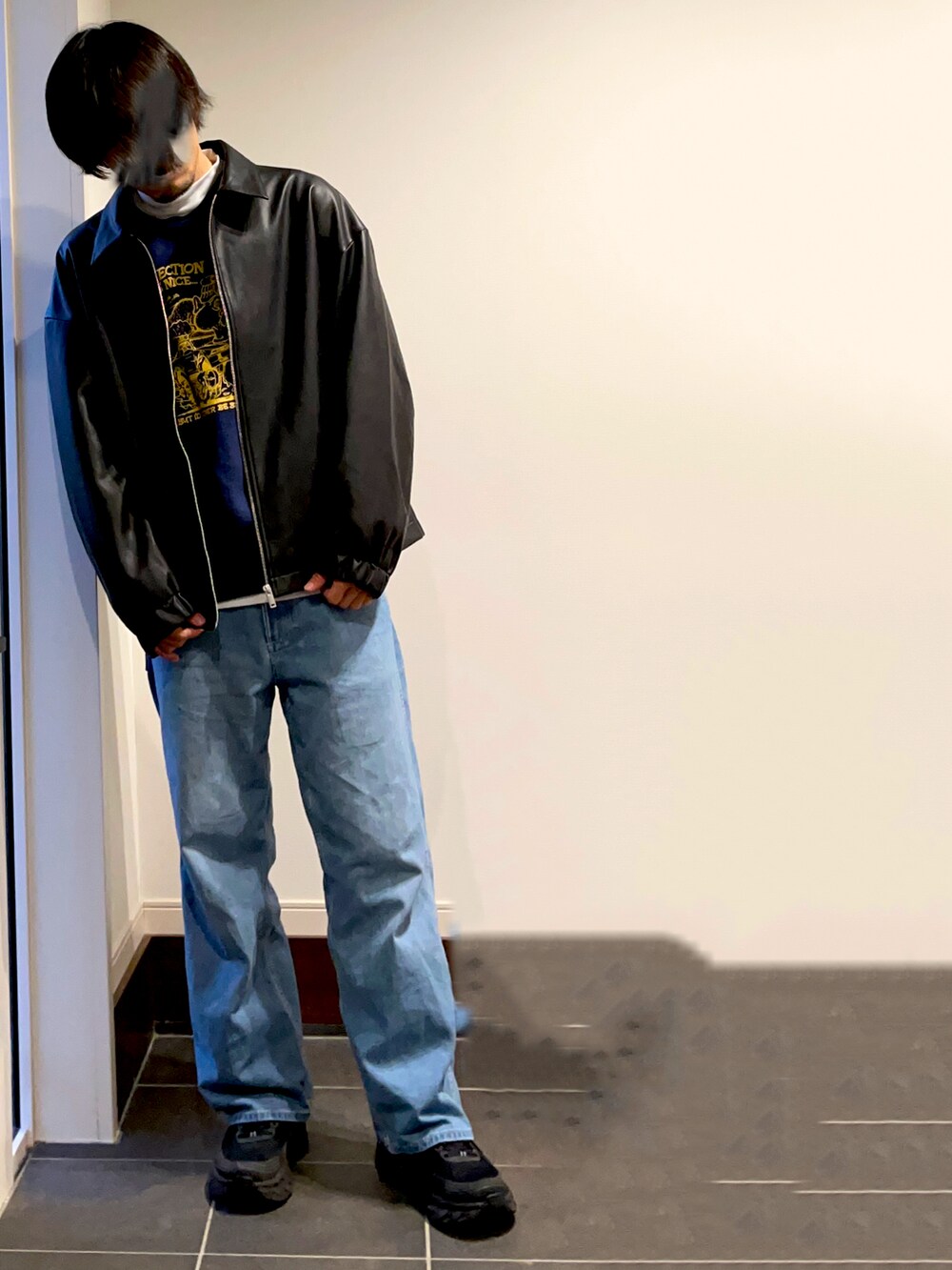 ブルー系のスウェット、ブラック系のその他アウター、ホワイト系のTシャツ/カットソーを着用したメンズの冬コーディネートの2枚目の写真