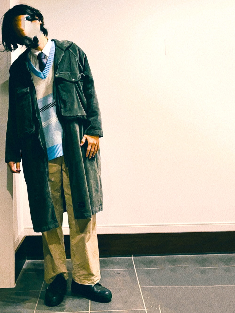 ブルー系のベスト、ベージュ系のその他パンツ、ブラック系のスニーカーを着用したメンズの春コーディネートの2枚目の写真