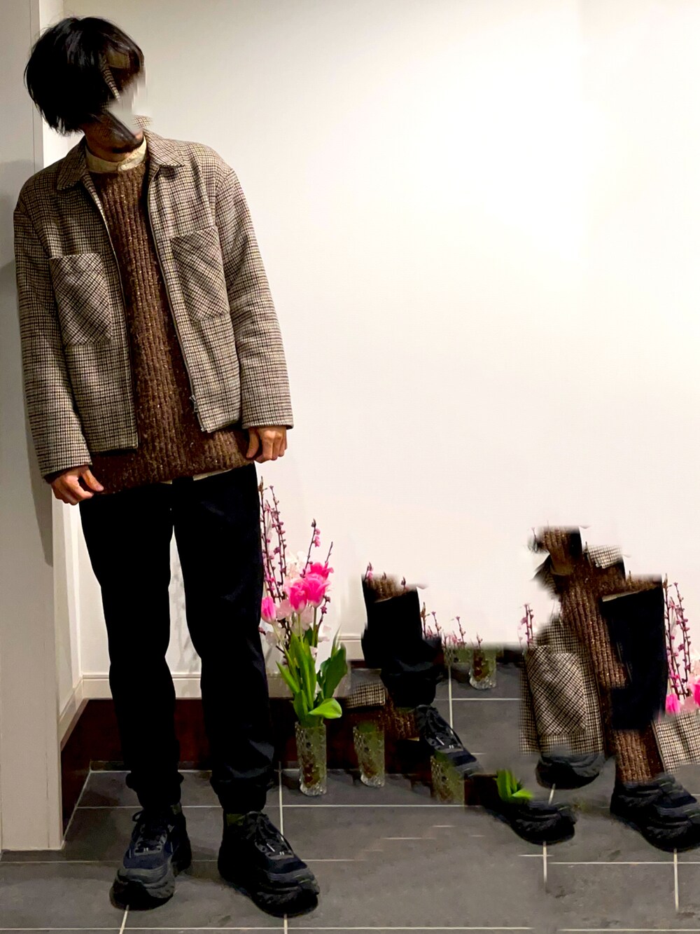 ブラウン系のニット/セーター、ベージュ系のシャツ/ブラウス、ブラック系のスニーカーを着用したメンズの春コーディネートの2枚目の写真