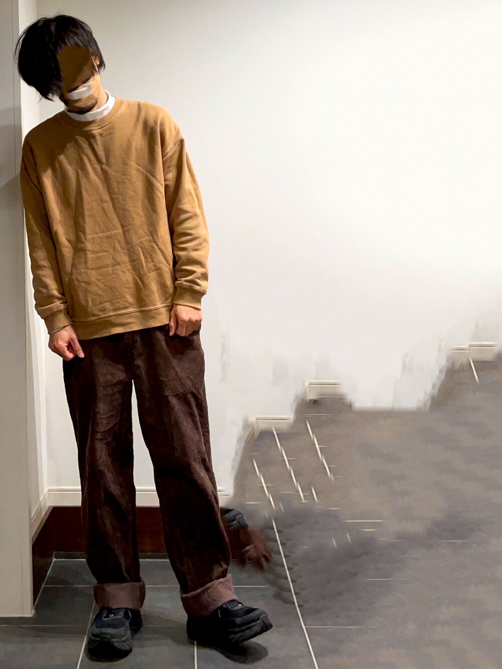 ブラウン系のブルゾン、ブラウン系のスウェット、ホワイト系のTシャツ/カットソーを着用したメンズの春コーディネートの2枚目の写真