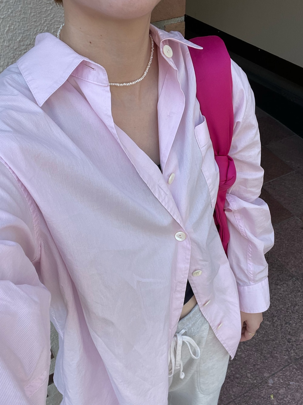 ピンク系のシャツ/ブラウス、ピンク系のショルダーバッグ、ピンク系のシューズを着用したレディースの秋コーディネートの3枚目の写真