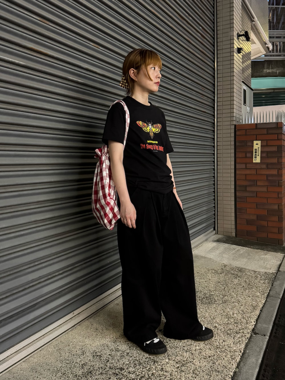 ブラック系のデニムパンツ、ブラック系のスニーカー、ブラック系のTシャツ/カットソーを着用したレディースの夏コーディネートの2枚目の写真