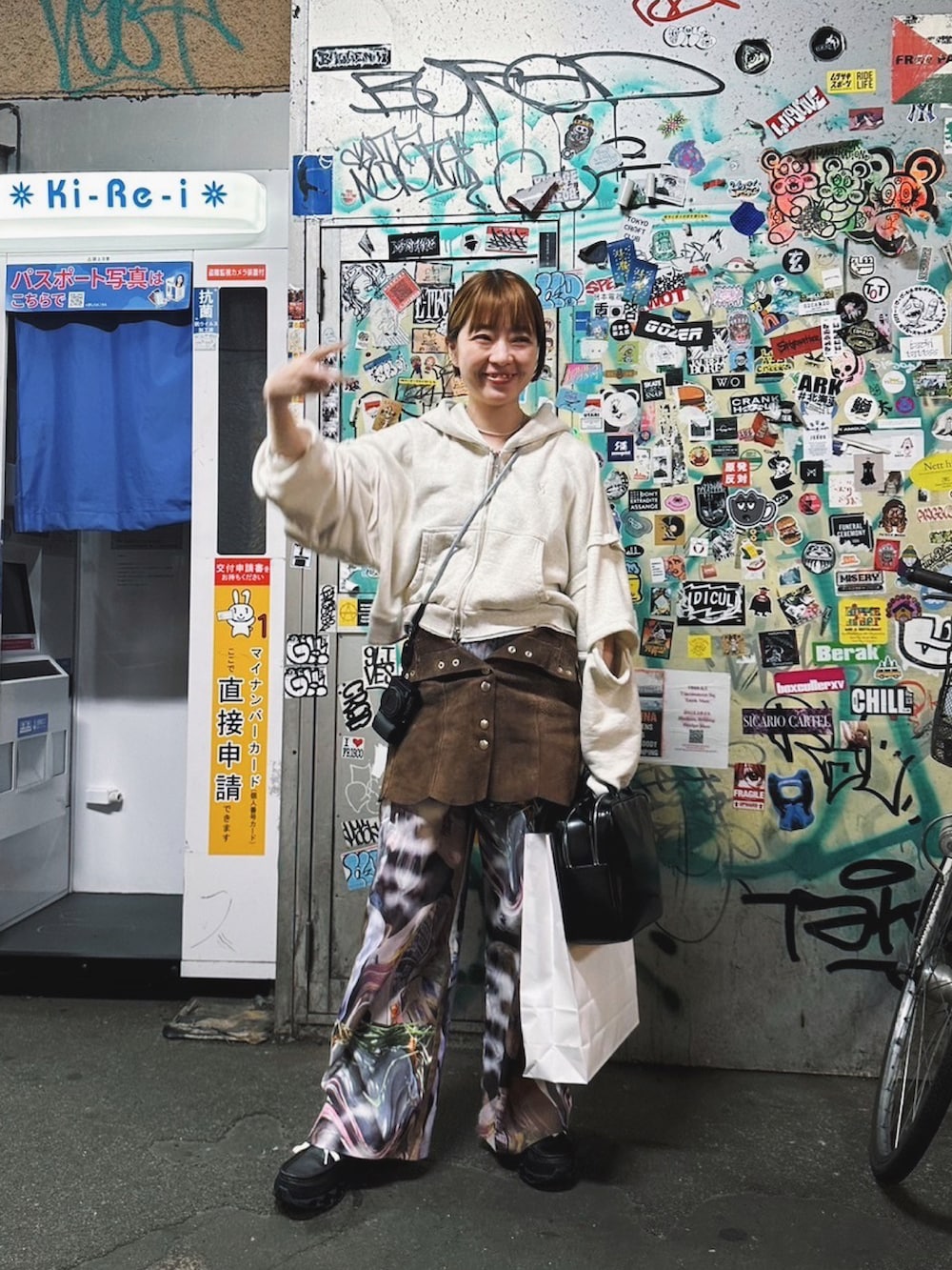 その他のパンツ、ブラック系のシューズ、ブラウン系のスカートを着用したレディースの春コーディネートの2枚目の写真