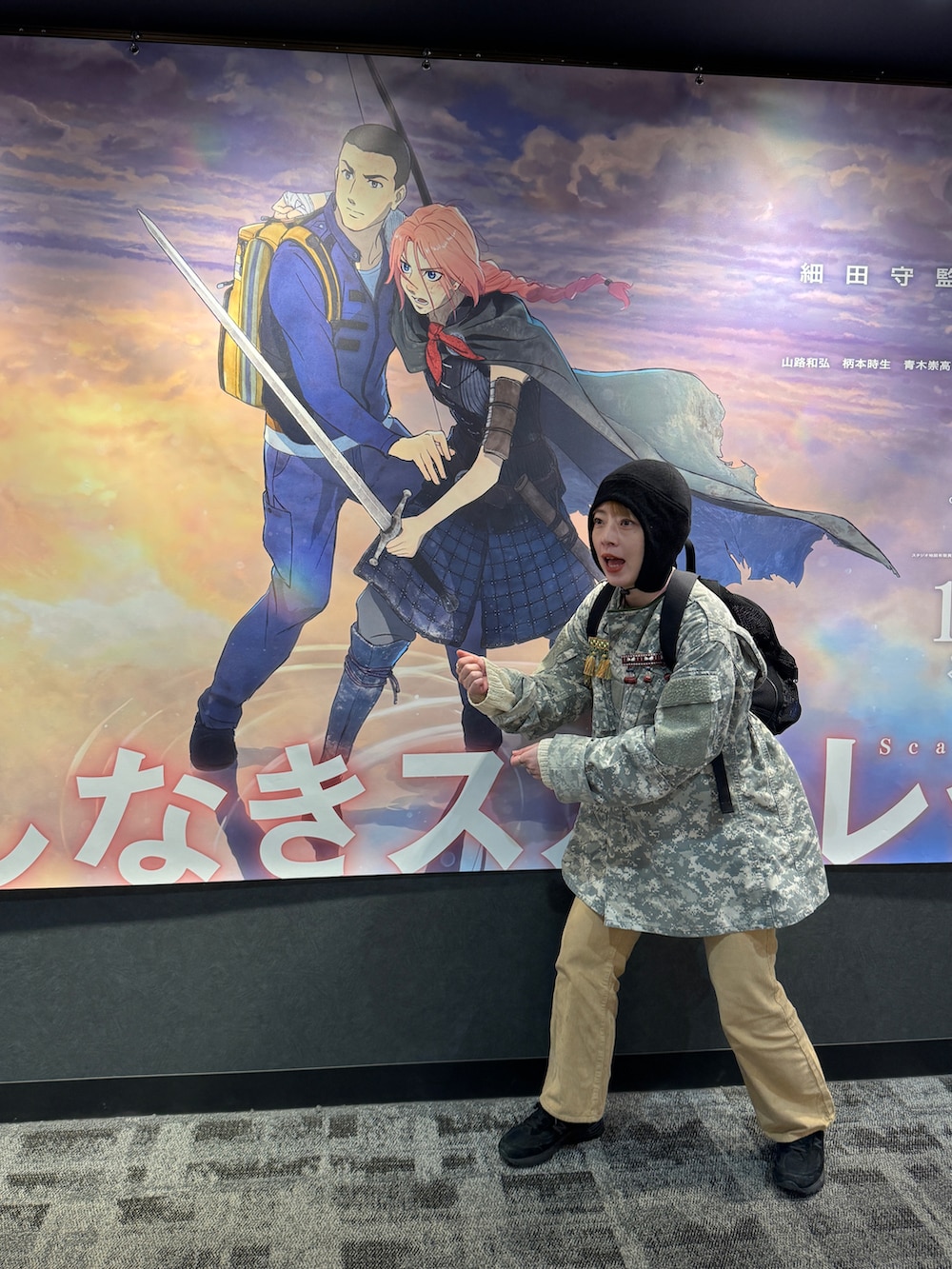 グリーン系のノーカラージャケット、ベージュ系のその他パンツ、ブラック系のスニーカーを着用したレディースの秋コーディネートの2枚目の写真