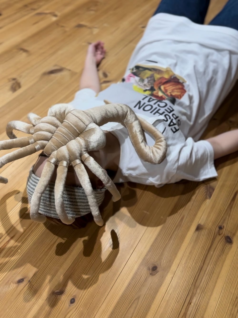 ホワイト系のTシャツ/カットソー、ホワイト系のトートバッグ、ピンク系のパンツを着用したレディースの秋コーディネートの2枚目の写真