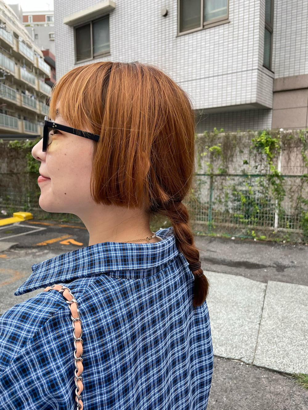 ブルー系のシャツ/ブラウス、ピンク系のハンドバッグ、ブルー系のデニムパンツを着用したレディースの秋コーディネートの2枚目の写真