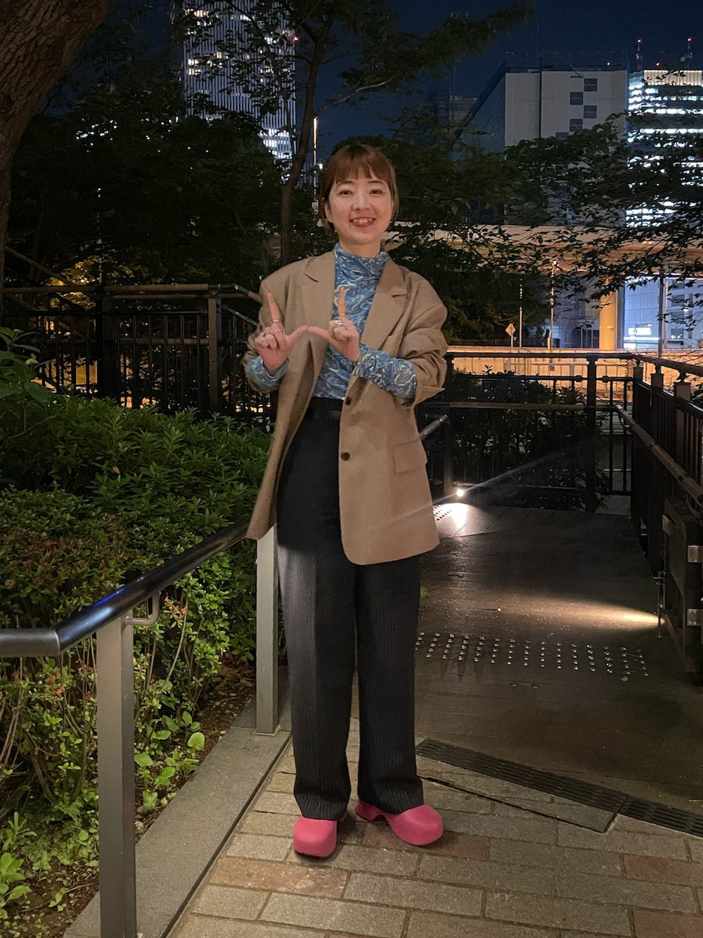 ベージュ系のテーラードジャケット、ブルー系のTシャツ/カットソー、ブルー系のその他パンツを着用したレディースの春コーディネートの2枚目の写真