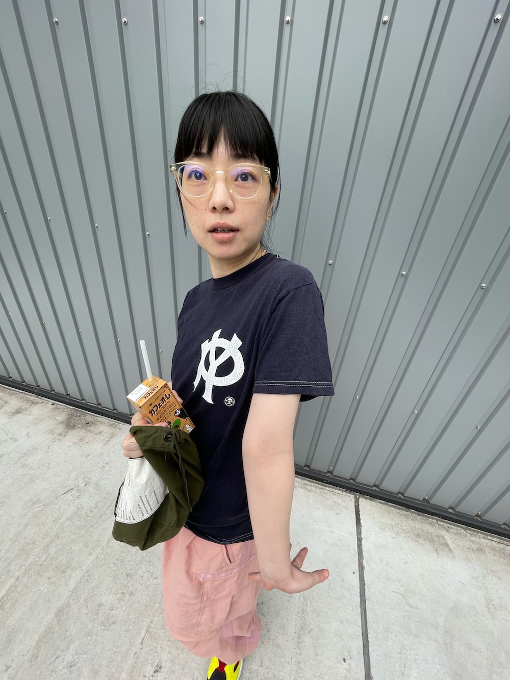 ブルー系のTシャツ/カットソー、ピンク系のパンツ、その他のスニーカーを着用したレディースの秋コーディネートの3枚目の写真