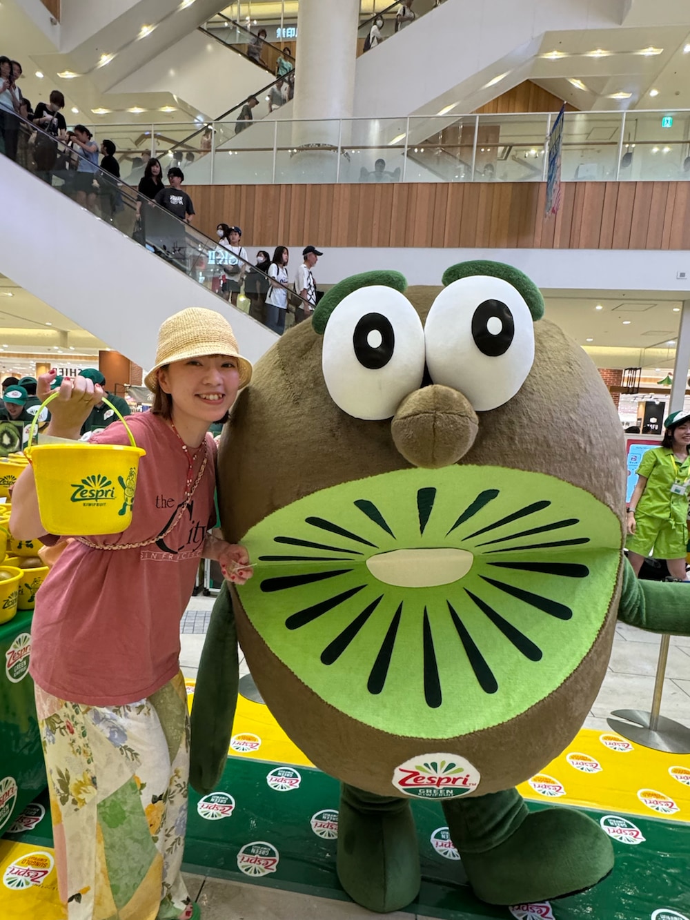 レッド系のTシャツ/カットソー、その他のその他パンツ、グリーン系のサンダルを着用したレディースの夏コーディネートの2枚目の写真