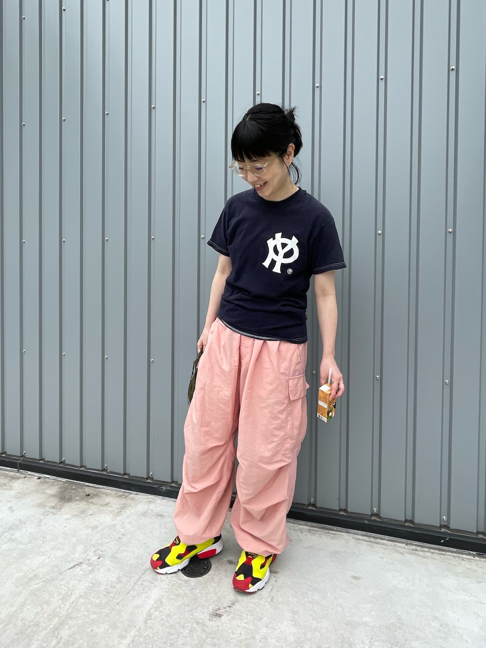 ブルー系のTシャツ/カットソー、ピンク系のパンツ、その他のスニーカーを着用したレディースの秋コーディネートの2枚目の写真