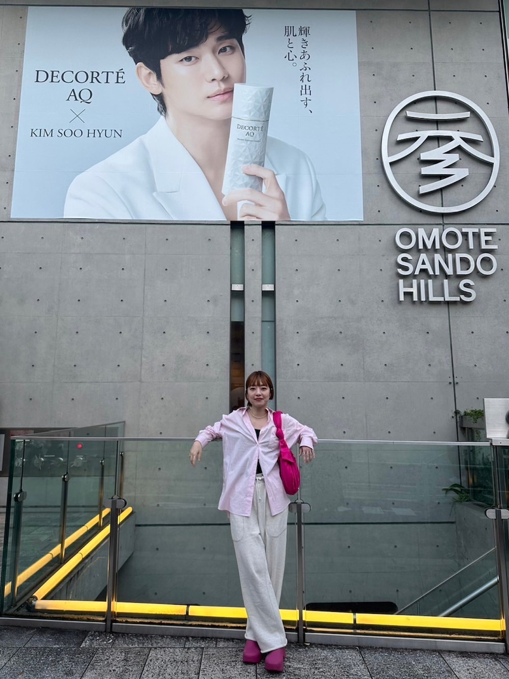 ピンク系のシャツ/ブラウス、ピンク系のショルダーバッグ、ピンク系のシューズを着用したレディースの秋コーディネートの2枚目の写真