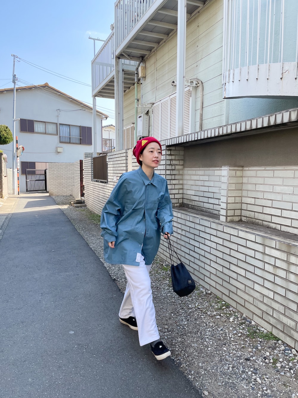 ブルー系のシャツ/ブラウス、ホワイト系のスウェットパンツ、ブルー系のローファーを着用したレディースの春コーディネートの2枚目の写真