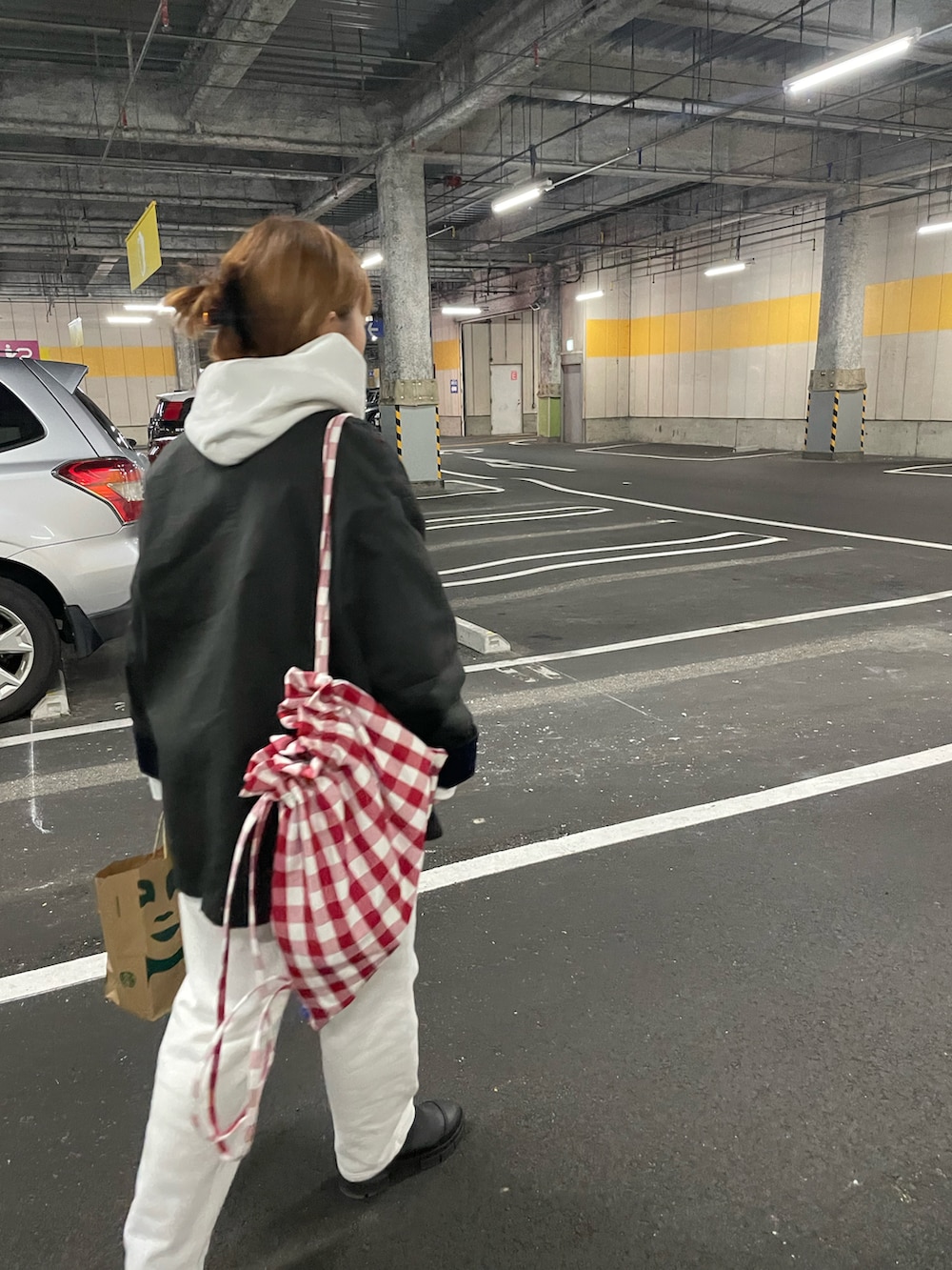 レッド系のバックパック/リュック、ホワイト系のスウェットパンツ、ブラック系のサンダルを着用したレディースの春コーディネートの2枚目の写真