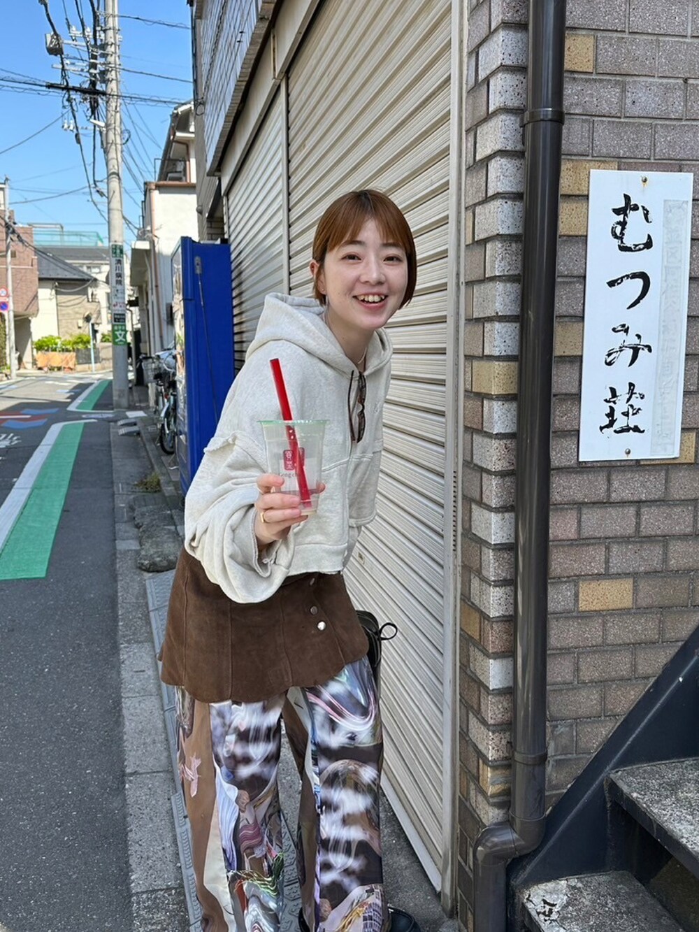 その他のパンツ、ブラック系のシューズ、ブラウン系のスカートを着用したレディースの春コーディネートの3枚目の写真