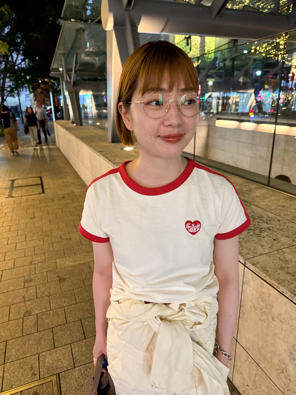 ホワイト系のつなぎ/オールインワン、ベージュ系のバッグ、ブラウン系のスニーカーを着用したレディースの夏コーディネートの2枚目の写真