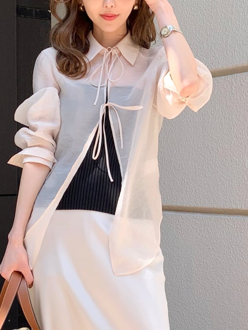 グレー系のスカート、ブラック系のサンダル、ブラック系のチューブトップを着用したレディースの春コーディネートの3枚目の写真