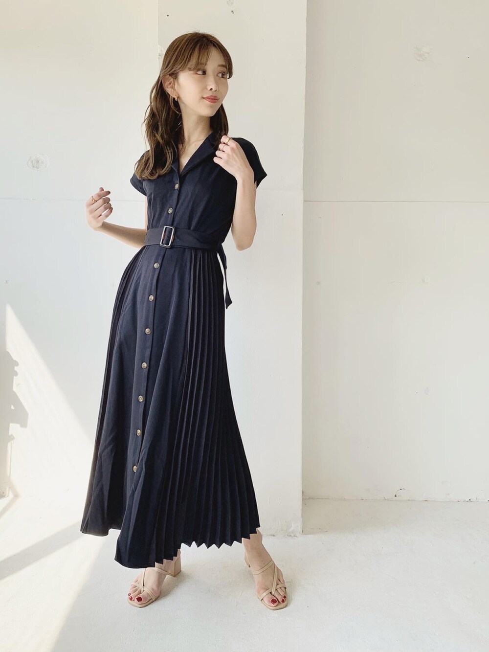 ブルー系のワンピース/ドレス、ベージュ系のサンダル、ベージュ系のかごバッグを着用したレディースの夏コーディネートの2枚目の写真
