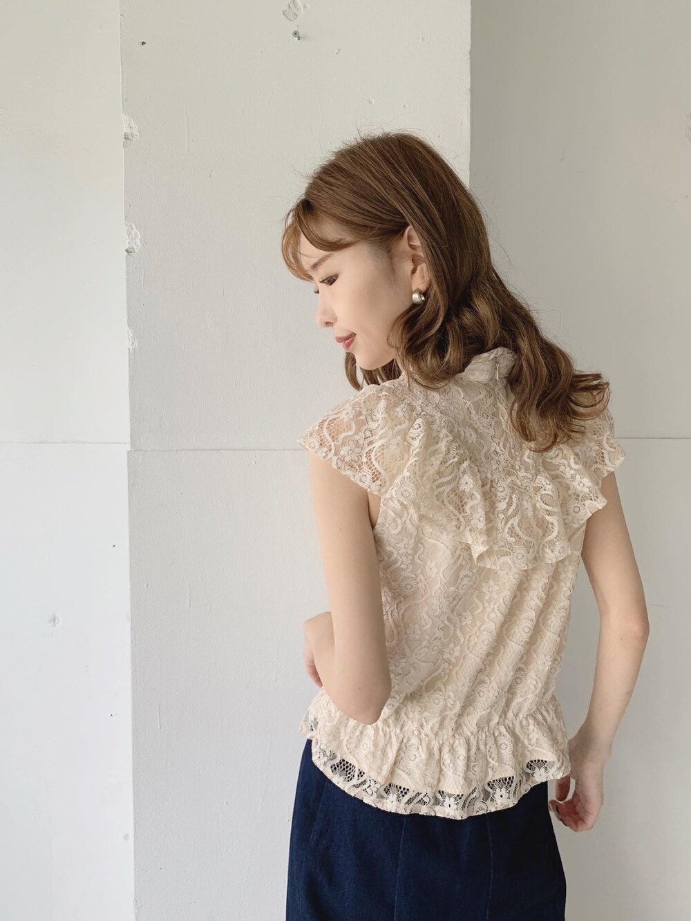 ホワイト系のシャツ/ブラウス、ブルー系のスカート、ブラウン系のサンダルを着用したレディースの夏コーディネートの4枚目の写真