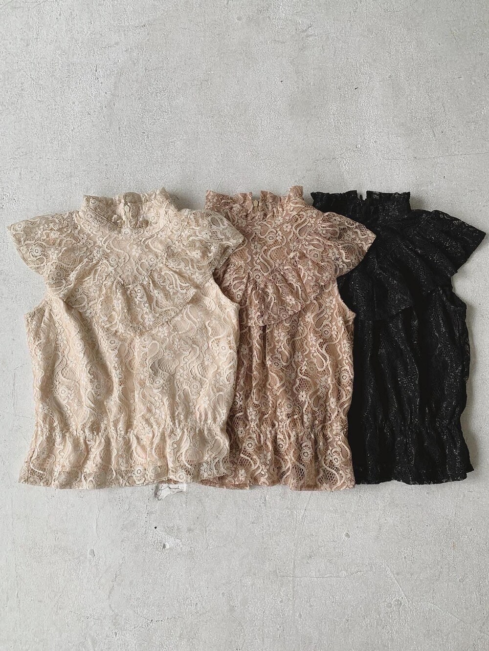 ベージュ系のシャツ/ブラウス、ブルー系のスカート、ブラウン系のサンダルを着用したレディースの夏コーディネートの3枚目の写真