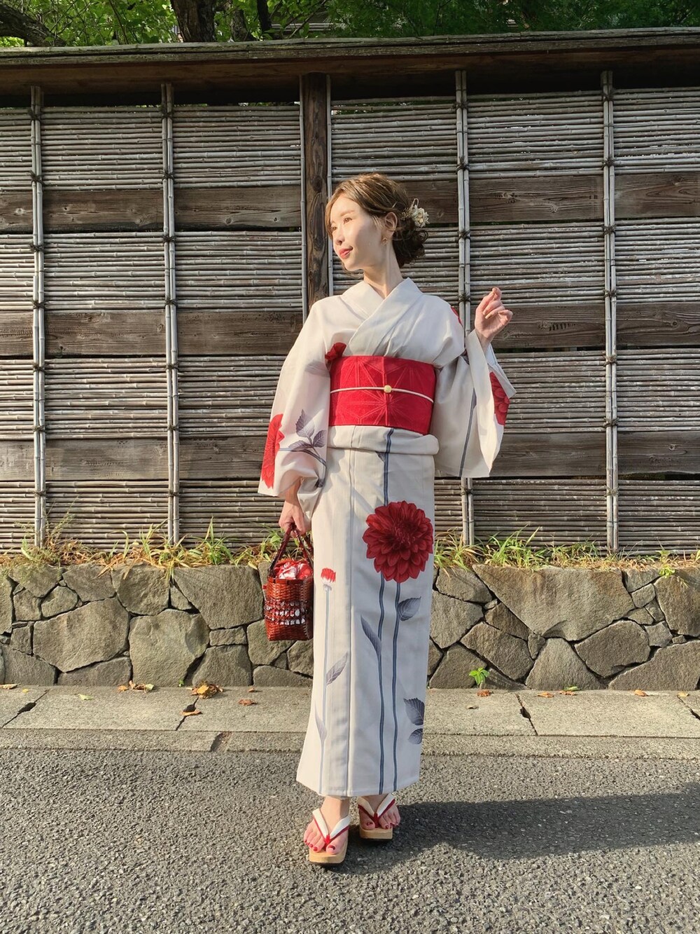 ゴールド系のピアス（両耳用）を着用したレディースの夏コーディネートの3枚目の写真