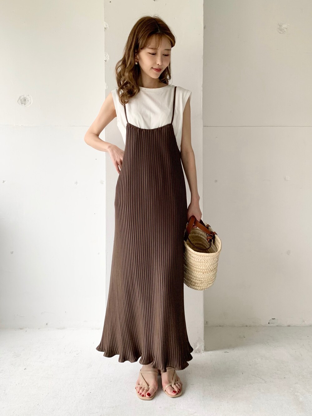 ホワイト系のTシャツ/カットソー、ブラウン系のワンピース、ベージュ系のサンダルを着用したレディースの夏コーディネートの2枚目の写真