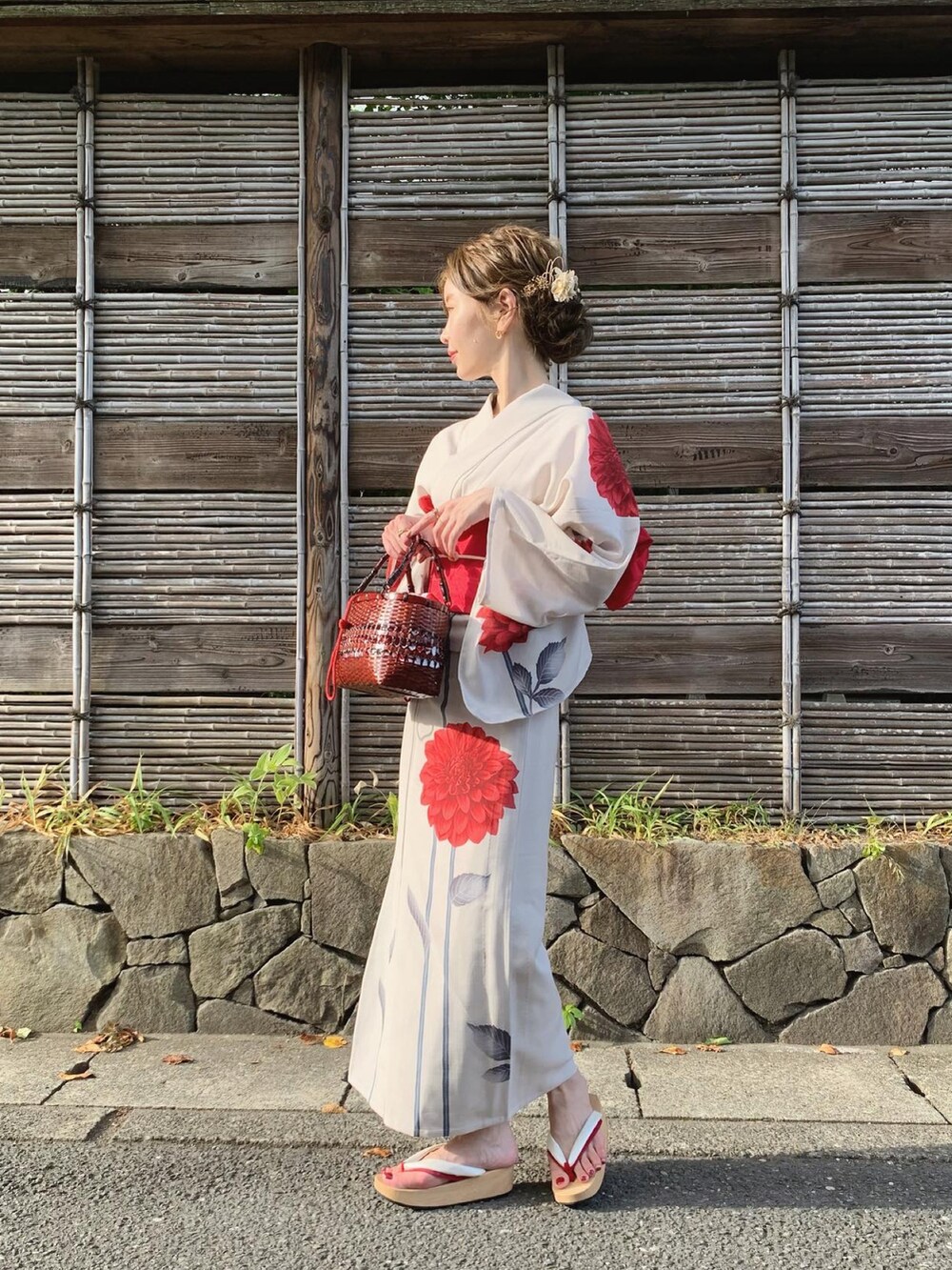 ゴールド系のピアス（両耳用）を着用したレディースの夏コーディネートの4枚目の写真