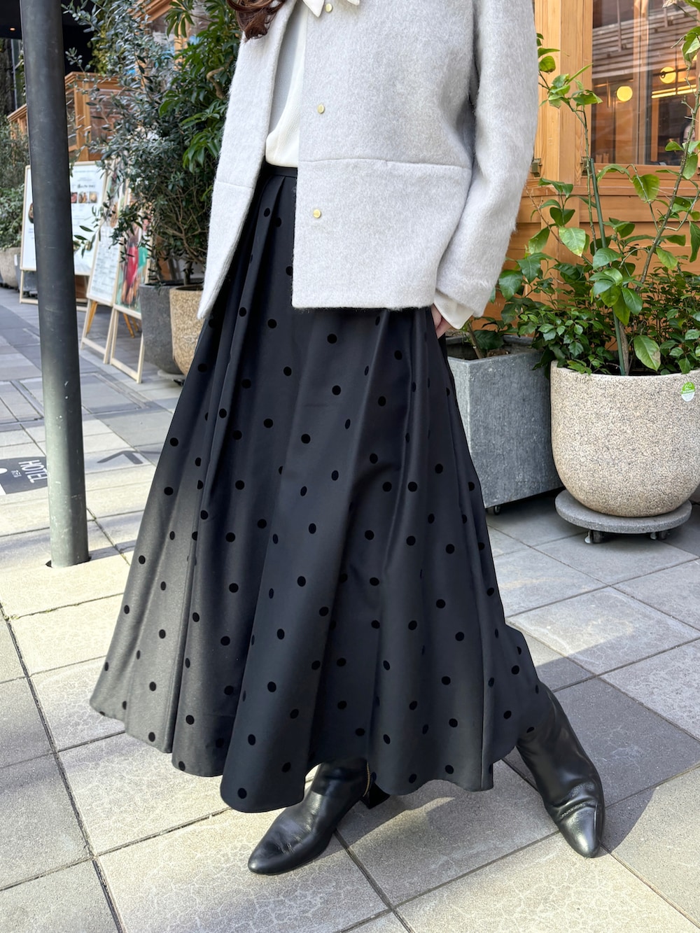 「冬コーデ、クリスマスに着たい服、マイベストコーデ2024、大人かわいい、秋冬コーデ、クリスマス、クリスマスコーデ、ショートコート、フレアスカート、大人可愛い、ロングスカート、ショートブーツ、ボウタイブラウス、レイヤードスタイル、DRESSTERIOR」｜「DRESSTERIORの【大人百花冬号掲載　モデル美香さん着用】モヘヤ混シャギーミニマルショートコート（ノーカラーコート、グレー系）」を使った、清水夏姫さん（レディース・160cm）の冬コーディネートの5枚目の写真