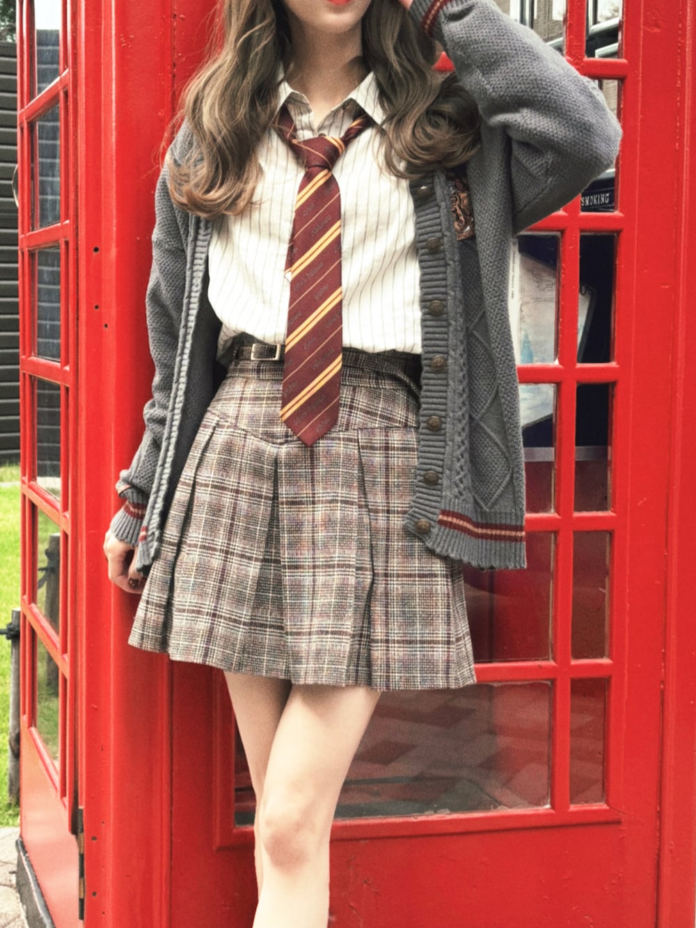 グレー系のカーディガン/ボレロ、その他のスカート、ブラウン系のブーツを着用したレディースの秋コーディネートの2枚目の写真