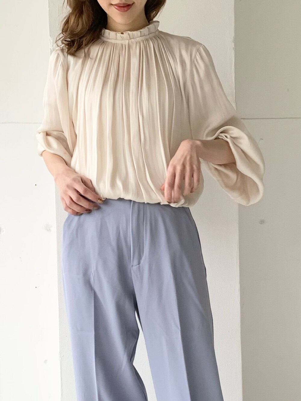 ホワイト系のシャツ/ブラウス、ブルー系のその他パンツ、ベージュ系のサンダルを着用したレディースの春コーディネートの2枚目の写真