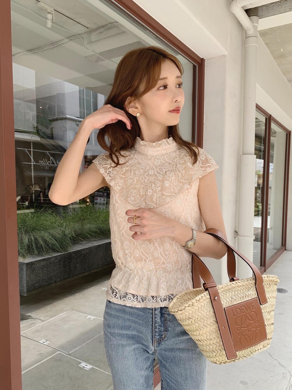 ホワイト系のシャツ/ブラウス、ブルー系のデニムパンツ、ブラウン系のサンダルを着用したレディースの夏コーディネートの2枚目の写真