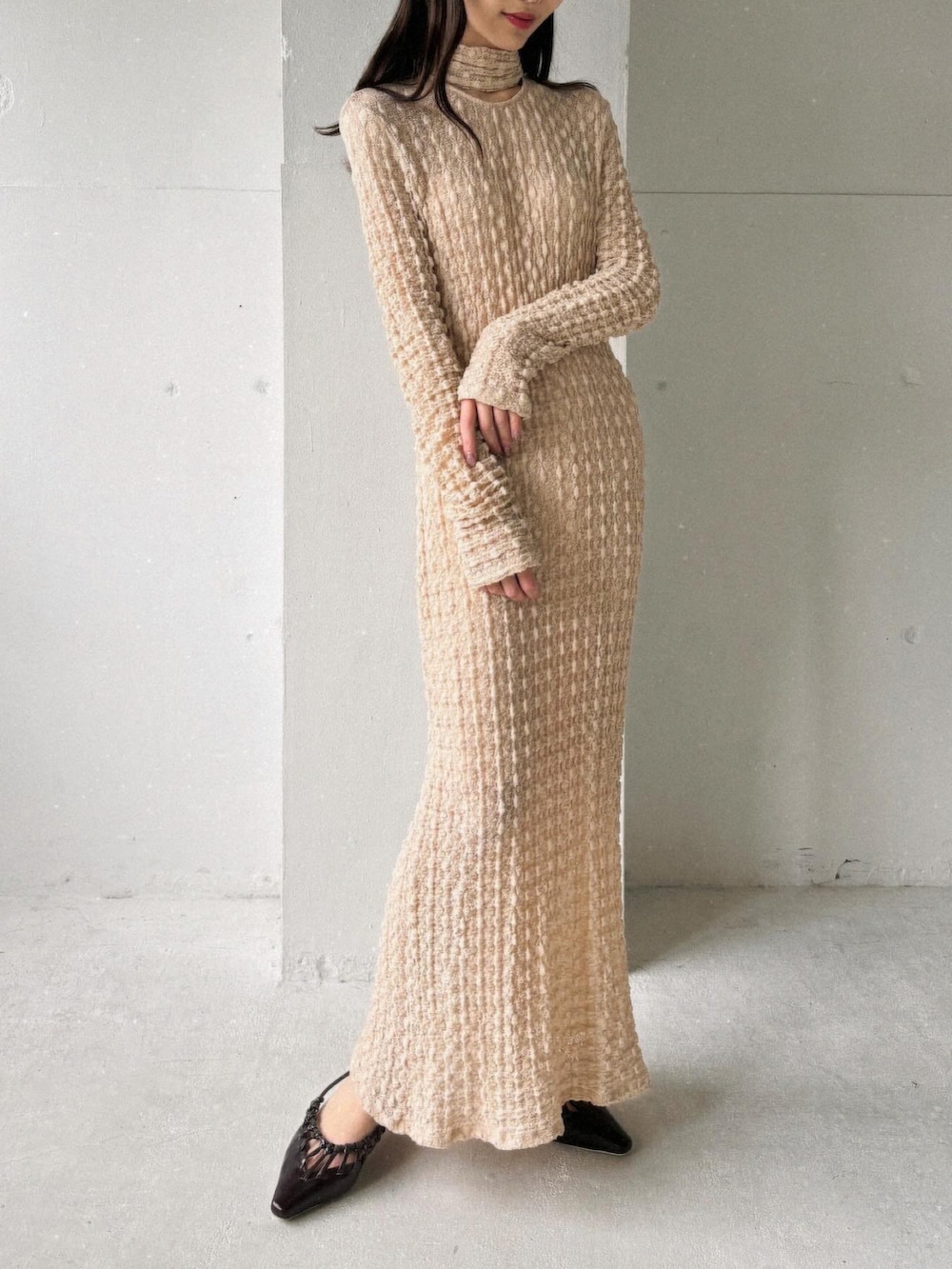 ベージュ系のワンピース、ブラウン系のサンダルを着用したレディースの春コーディネートの2枚目の写真