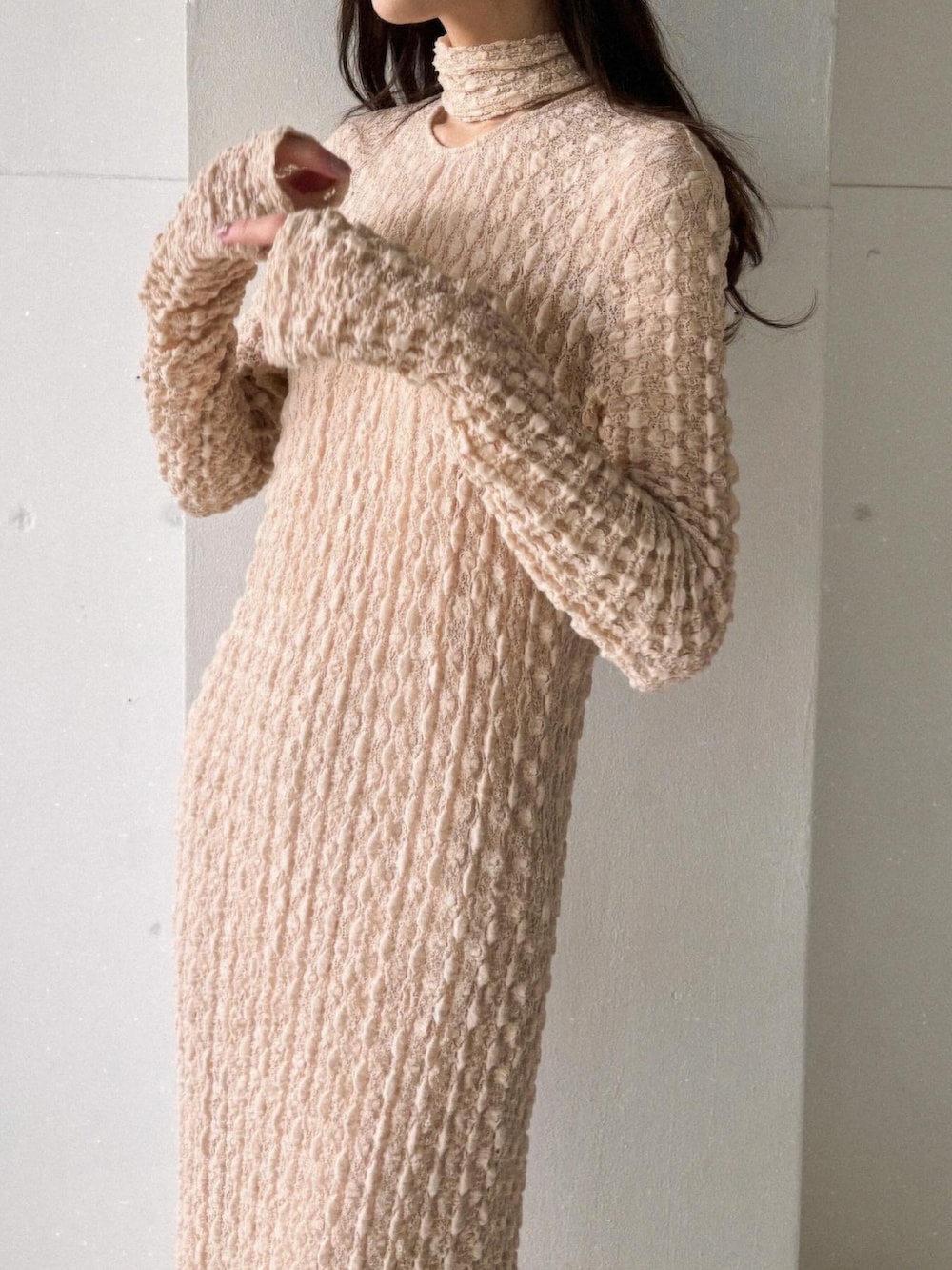 ベージュ系のワンピース、ブラウン系のサンダルを着用したレディースの春コーディネートの3枚目の写真