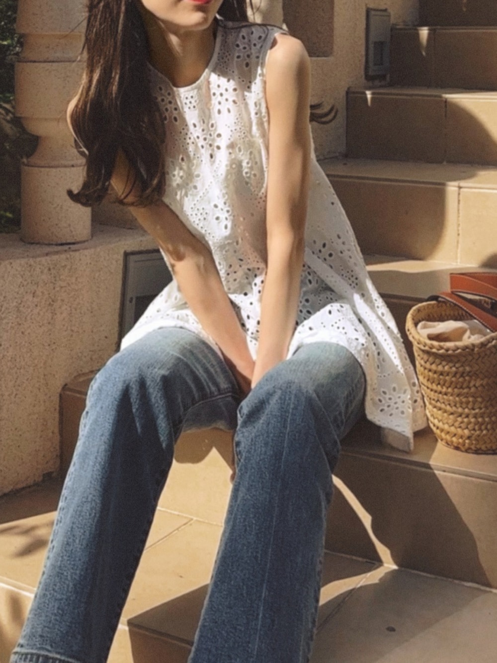 ホワイト系のシャツ/ブラウス、ブラウン系のサンダル、ブルー系のデニムパンツを着用したレディースの夏コーディネートの3枚目の写真