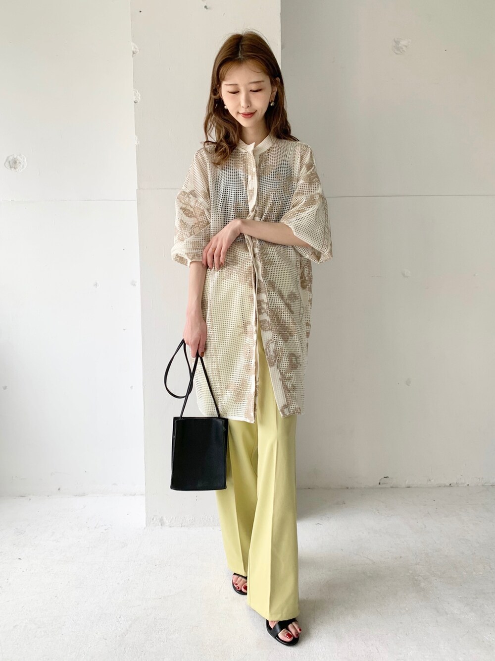 ブラック系のショルダーバッグ、イエロー系のその他パンツ、ホワイト系のシャツ/ブラウスを着用したレディースの夏コーディネートの2枚目の写真