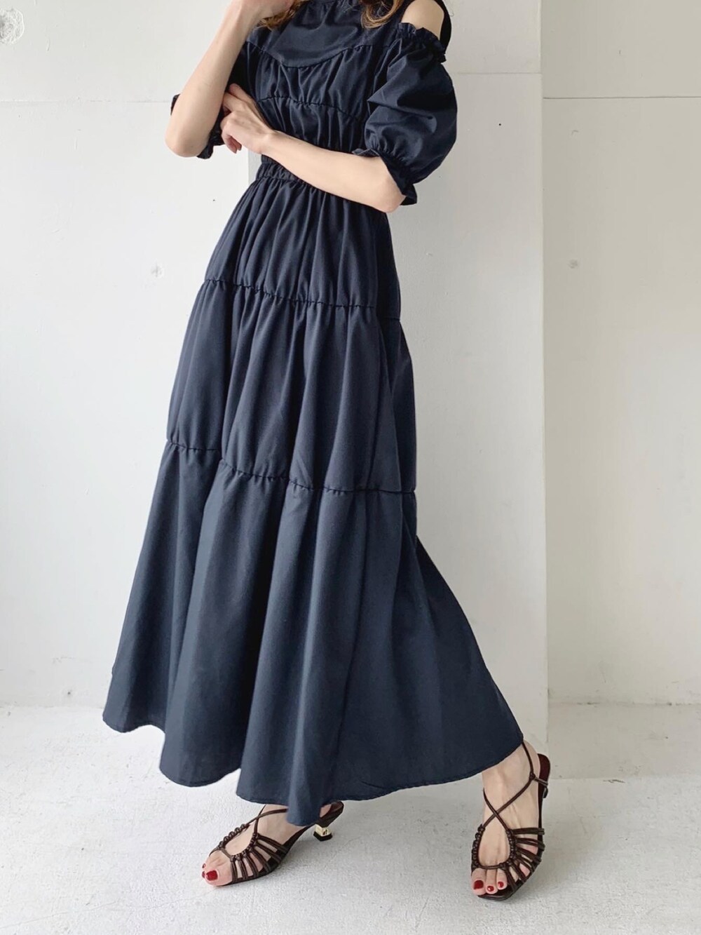 ベージュ系のワンピース、ブルー系のワンピース、ベージュ系のサンダルを着用したレディースの夏コーディネートの2枚目の写真