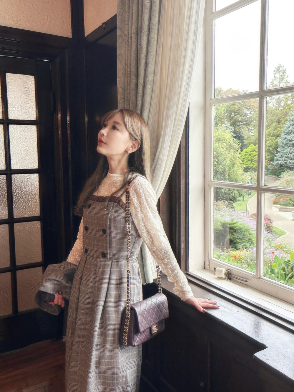 ホワイト系のTシャツ/カットソー、グレー系のワンピース/ドレス、グレー系のジャケット/アウターを着用したレディースの秋コーディネートの2枚目の写真