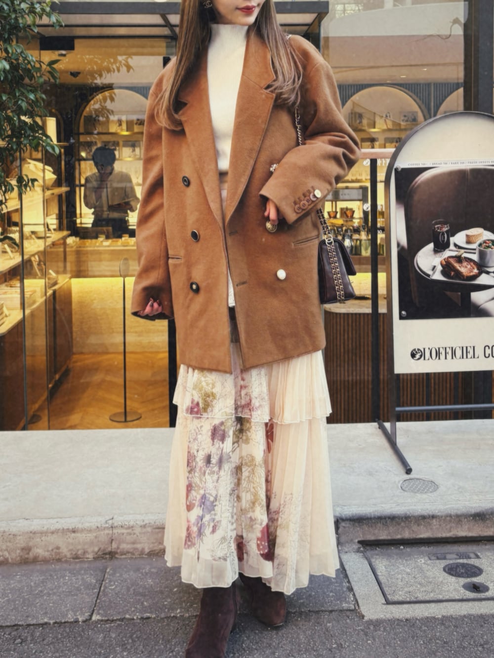 ベージュ系のジャケット/アウター、ホワイト系のスカート、ホワイト系のニット/セーターを着用したレディースの冬コーディネートの3枚目の写真