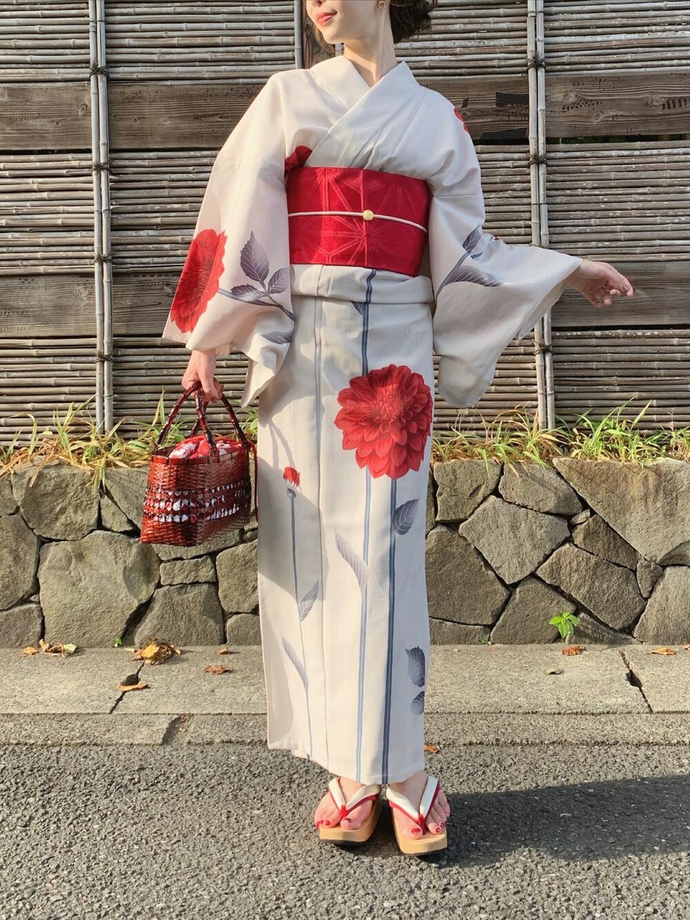 ゴールド系のピアス（両耳用）を着用したレディースの秋コーディネートの3枚目の写真