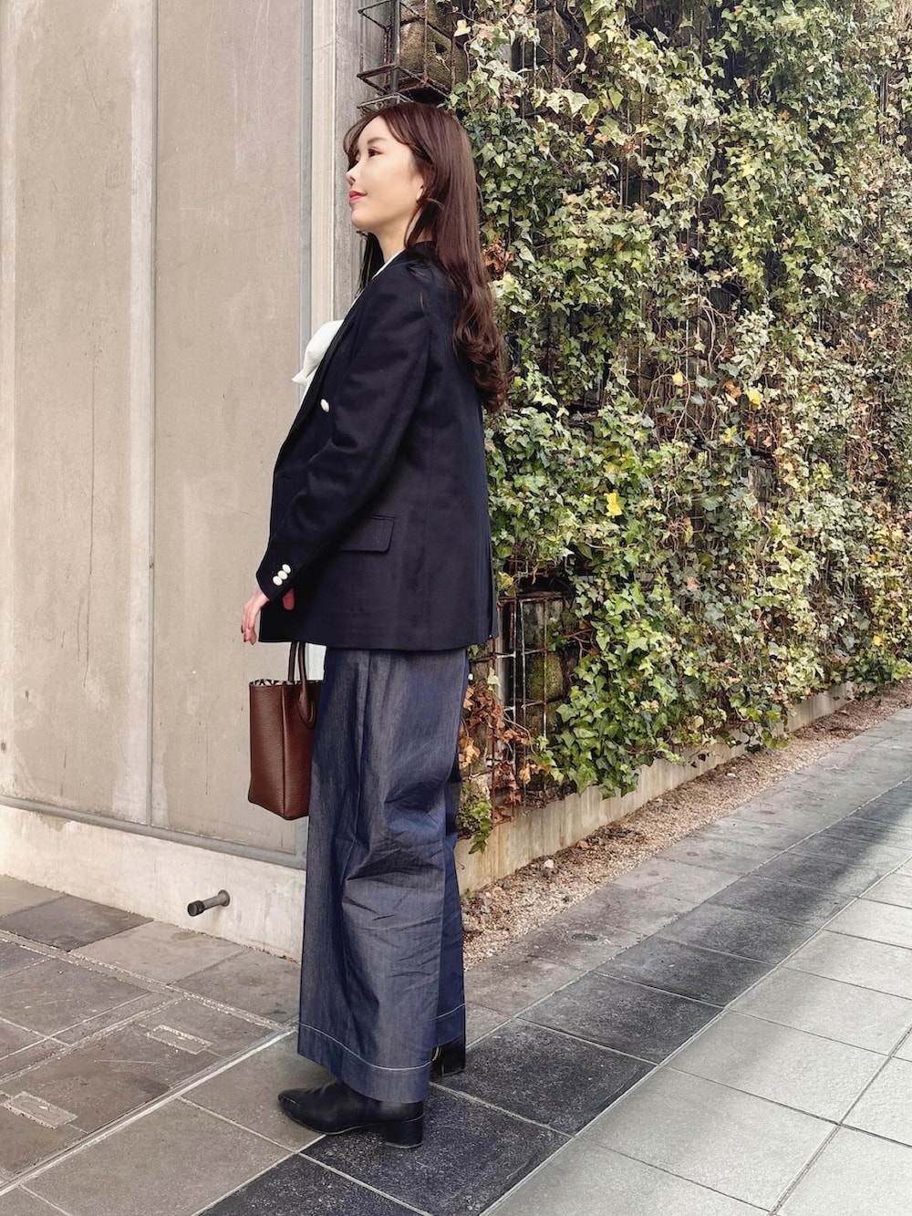 ブルー系のテーラードジャケット、ブラウン系のトートバッグ、ホワイト系のシャツ/ブラウスを着用したレディースの春コーディネートの3枚目の写真