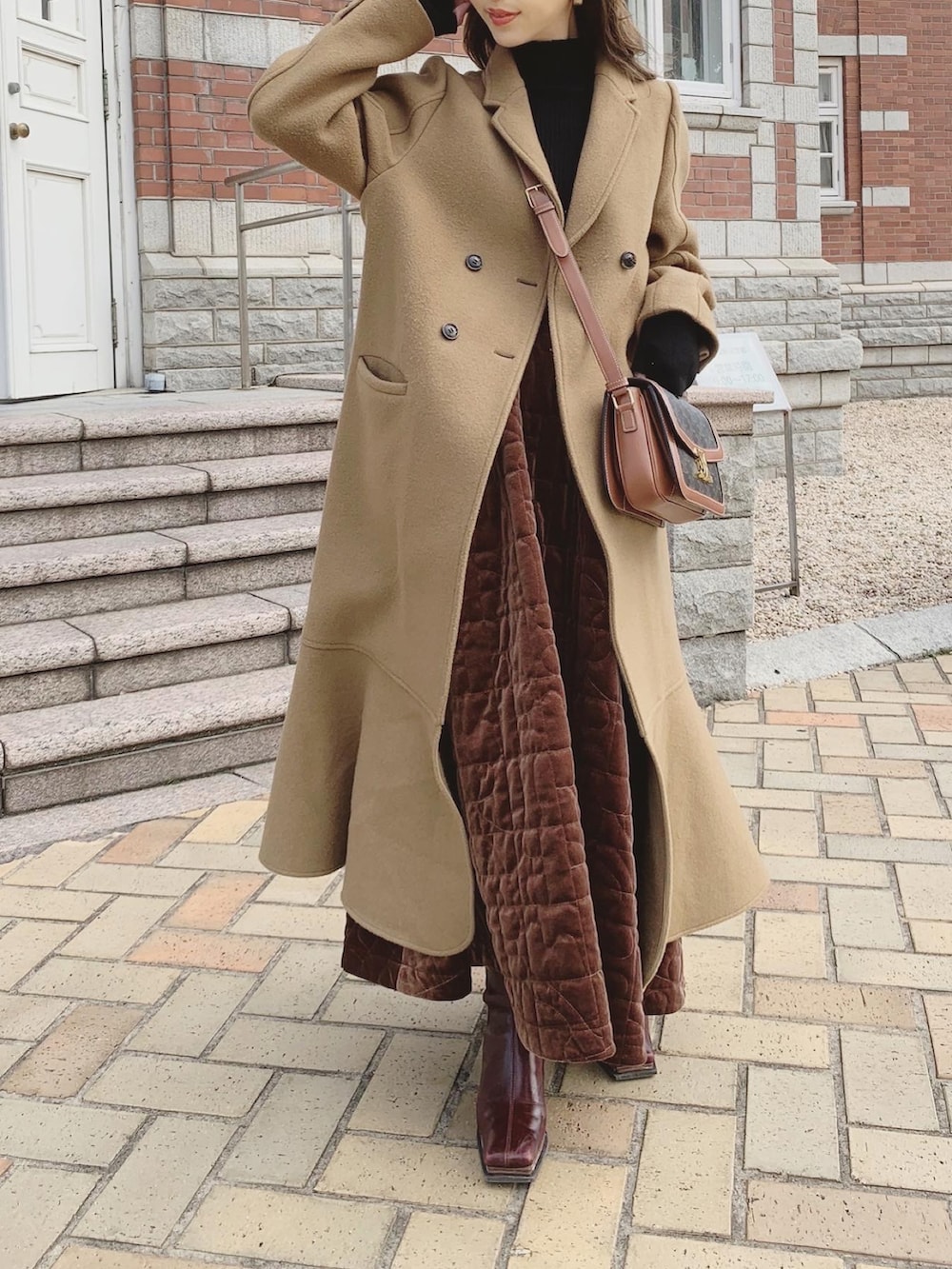 ベージュ系のその他アウター、ブラック系のTシャツ/カットソー、ブラウン系のスカートを着用したレディースの冬コーディネートの2枚目の写真