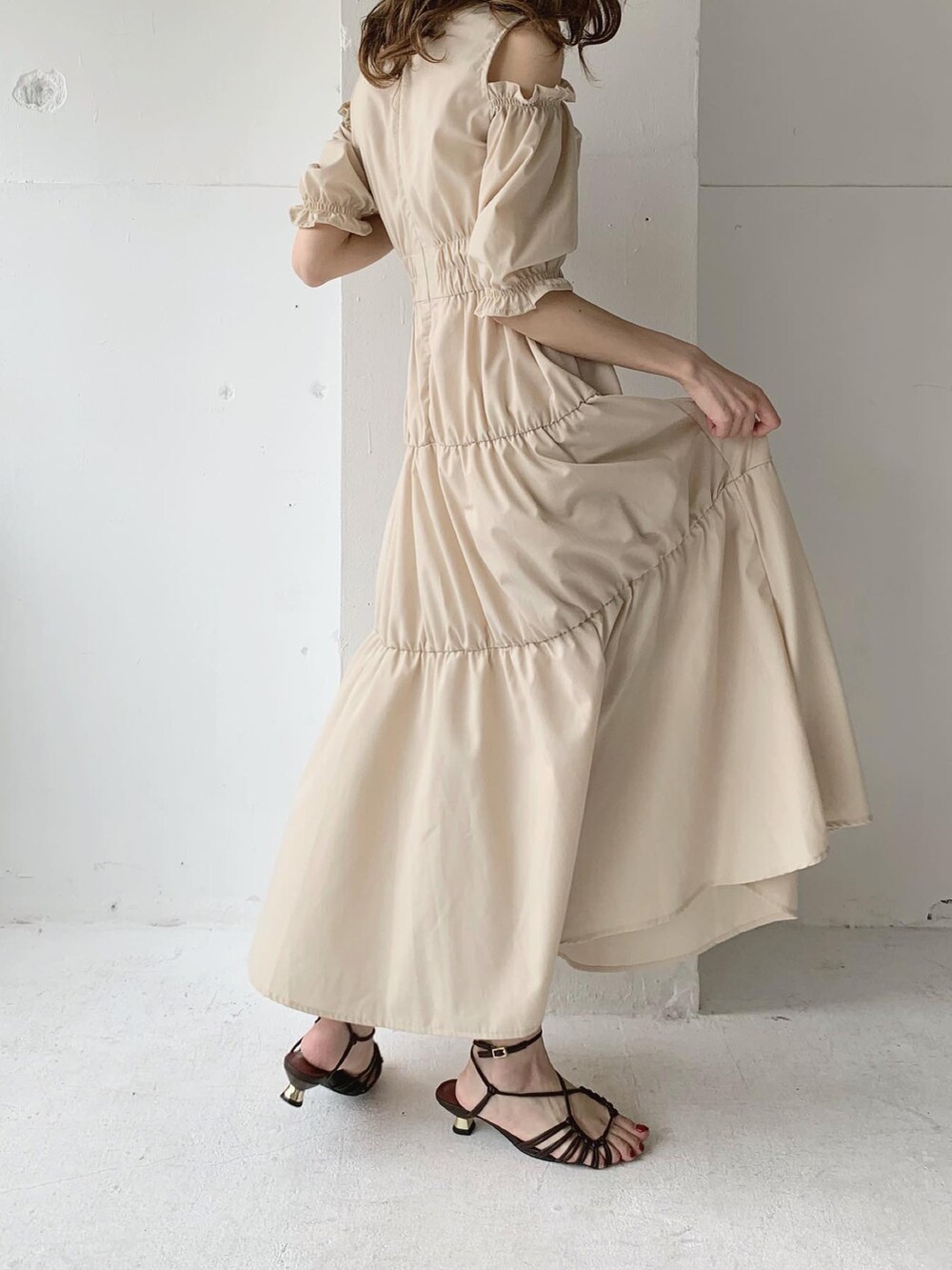 ベージュ系のワンピース、ブルー系のワンピース、ベージュ系のサンダルを着用したレディースの夏コーディネートの3枚目の写真